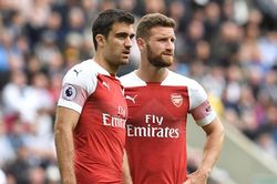 Arsenal đang thèm khát một Van Dijk hay Maguire