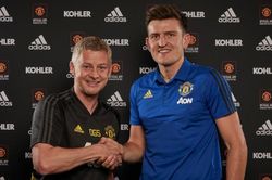Maguire chính thức sang Man United với hợp đồng kỷ lục 80 triệu bảng