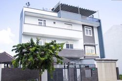 Kim Tử Long hạnh phúc bên vợ trẻ trong 'biệt phủ' đẹp mê ly