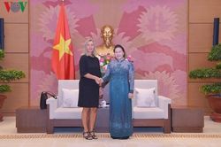 Chủ tịch Quốc hội Nguyễn Thị Kim Ngân tiếp Phó Chủ tịch Ủy ban châu Âu