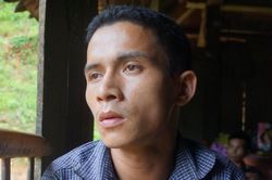 Người đàn ông ngã quỵ khi hay tin mất 6 người thân trong lũ dữ