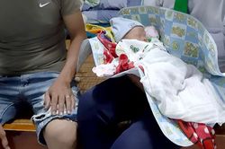 Xót xa bé sơ sinh bị bỏ rơi, kiến cắn sưng tấy mặt