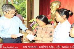 Báo Gia đình và Xã hội hỗ trợ 100 triệu đồng cho người nghèo Nghi Xuân