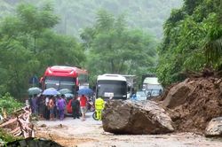 Nhiều tảng đá to sạt trượt xuống quốc lộ 3 khiến giao thông tê liệt