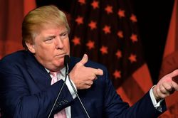 Tổng thống Trump đề xuất siết chặt kiểm soát súng đạn gắn với cải cách nhập cư