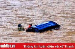 Tiếp cận bản Sa Ná: Mô tô nước cứu hộ, cứu nạn bị nước lũ lật úp
