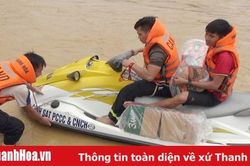 Vượt lũ dữ vào bản cứu dân