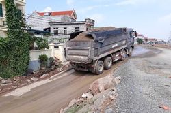 Xe quá tải cày 'nát' đê sông Hồng, đoạn qua huyện Đan Phượng