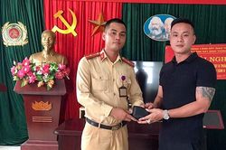 Chiến sỹ CSGT Hà Nội nhanh trí 'nhờ' VOV Giao thông tìm người đánh rơi ví tiền