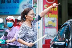 Người phụ nữ làm 'cảnh sát giao thông' không công ở cổng viện Nhi TƯ