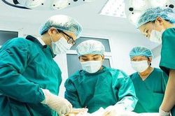 Mấu bút chì nhọn nằm trong hốc mắt bé trai suốt 5 năm
