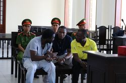 Nhiều phụ nữ dính bẫy 'biến giấy trắng thành tiền' của 3 nam thanh niên nước ngoài