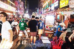 Cận cảnh tình trạng bát nháo trên các tuyến phố đi bộ ở Sài Gòn