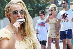 Britney Spears 'xin một vé về tuổi thơ' ở Disneyland cùng bạn trai
