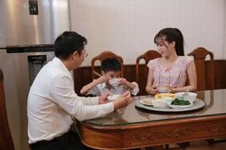 Hé lộ những hình ảnh trong MV 'Tình cha nghĩa mẹ' của nhạc sĩ Trần Hùng