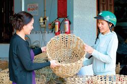 Tạo việc làm cho lối xóm và luôn hoàn thành nghĩa vụ thuế