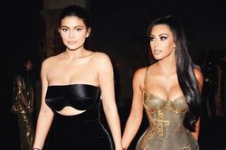 Chị em Kim Kardashian ra mắt dòng nước hoa đôi môi, hứa hẹn cháy hàng