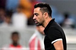 Xavi ức chế, đá bay giày trong ngày đầu làm HLV