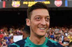 Oezil chuẩn bị theo bước Rooney