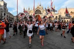 Italia thắt chặt quy định du lịch