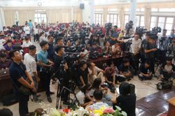 Vụ học sinh bị bỏ quên trên xe buýt dẫn đến tử vong: Họp báo ngắn, các câu hỏi đều bỏ ngỏ