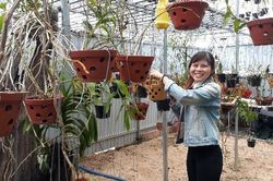 'Nhánh lan rừng' vượt 'bão miệng' nuôi 2 'con rơi'