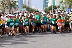 Manulife tài trợ dài hạn marathon quốc tế Đà Nẵng, cổ vũ lối sống năng động và khỏe mạnh tại Việt Nam