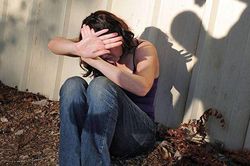 Mâu thuẫn tình cảm, nửa đêm dùng dao lam rạch mặt bạn gái