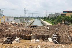 Đường ngập, trạm bơm ngàn tỷ không đủ nước: Trách nhiệm các bên đến đâu?