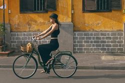 Hoa hậu Tiểu Vy ăn chè đậu đỏ, đạp xe khắp Hội An tìm người yêu ngày thất tịch