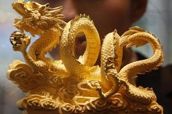 Ông Trump 'thổi lửa' vào thương chiến, giá vàng hướng mốc 1.500 USD/Ounce