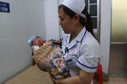 Xót xa người mẹ bỏ lại con trai kháu khỉnh 2 ngày tuổi tại bệnh viện