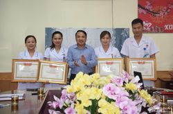 Hiến máu cứu sống một sản phụ, 3 điều dưỡng viên ở Nghệ An được khen thưởng