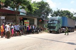 Phú Thọ: Dân vậy chặt, ngăn xe chở rác rò rỉ nước thải vào khu xử lý