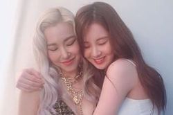 Cộng đồng SONE xúc động vỡ òa trước hình ảnh Seohyun - Tiffany tình cảm bên nhau trong hậu trường 'Open Hearts Eve' concert
