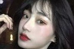 Hot girl 58 tuổi có nguy cơ bị kiện vì tội lừa đảo... nhan sắc, vẫn tiếp tục livestream PR sau khi lộ nguyên hình là bà cô già