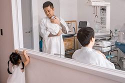 Ca sĩ Tuấn Hưng chia sẻ cảm xúc lên chức bố lần thứ 3