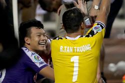 Trung vệ Hà Nội cười tươi khi Tấn Trường thanh minh về bàn thua