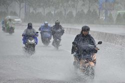 Xuất hiện áp thấp nhiệt đới trên Biển Đông, Nam Bộ mưa lớn