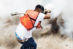 Những người liều lĩnh cầm búa đập 'bom' trong lễ hội Mexico