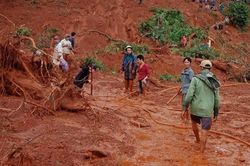Sạt lở đất trong đêm, 3 người cùng gia đình bị vùi lấp