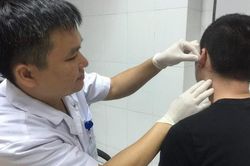 Đeo khuyên tai cho 'ngầu', nam sinh khổ sở vì sẹo lồi