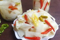 Ăn măng muối chua, một phụ nữ nôn ói, tim ngừng đập