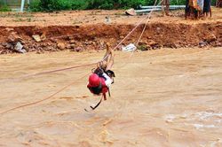 Người dân Lâm Đồng đu dây thoát dòng lũ dữ