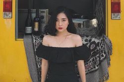 Bạn gái Đức Chinh hay mặc đồ đôi với người yêu, thích áo hở vai sexy