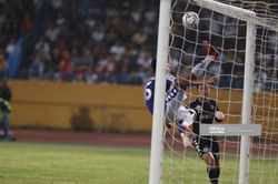 Tuyển thủ U22 cứu bóng như sao Man City
