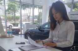 Đi mua ô tô gặp nhân viên xinh như minh tinh, chàng trai làm 'điều này' gấp