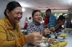 Bếp ăn 'bao no' 4.500 suất mỗi ngày cho bệnh nhân nghèo