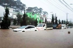 Công an viên bị nước cuốn tử vong khi giúp dân ứng phó lũ