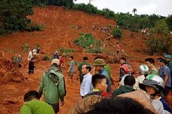 Sạt lở hàng ngàn m3 đất, 3 người trong gia đình bị mắc kẹt
